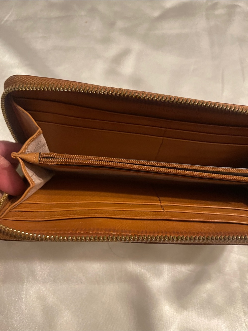 Michael Kors Tan Beige Signature Zip Wallet with Gold Plaque - Picture 2 of 9